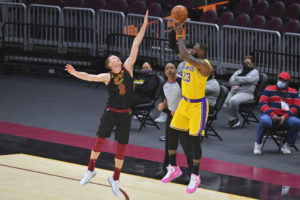 LeBron se exhibe en casa: 46 puntos para vencer a Cleveland