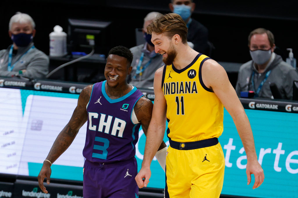 Triple-doble de Domantas Sabonis en su regreso a las pistas