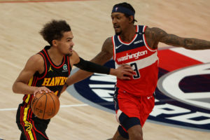 Los Hawks vencen a los Wizards en un encuentro con tres expulsiones
