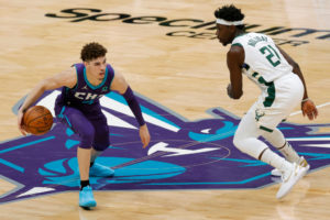 Récord de LaMelo Ball para dar la sorpresa ante los Bucks