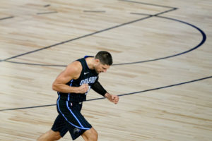 37 puntos de Vucevic y tercer triunfo consecutivo de Orlando