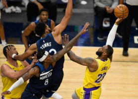 LeBron James guía a los Lakers con 30 puntos y 13 rebotes