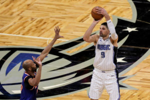 Triple-doble de Nikola Vucevic para remontar ante los Warriors
