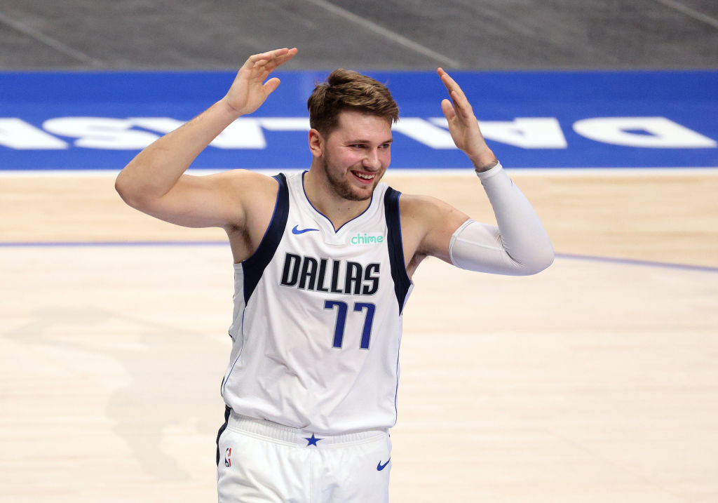 Los Mavericks se llevan el duelo estelar entre Doncic y Curry