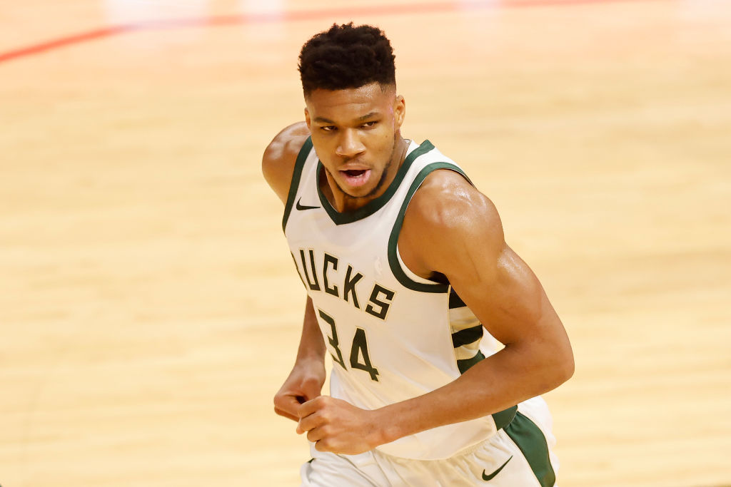 Milwaukee saca el rodillo ante Indiana