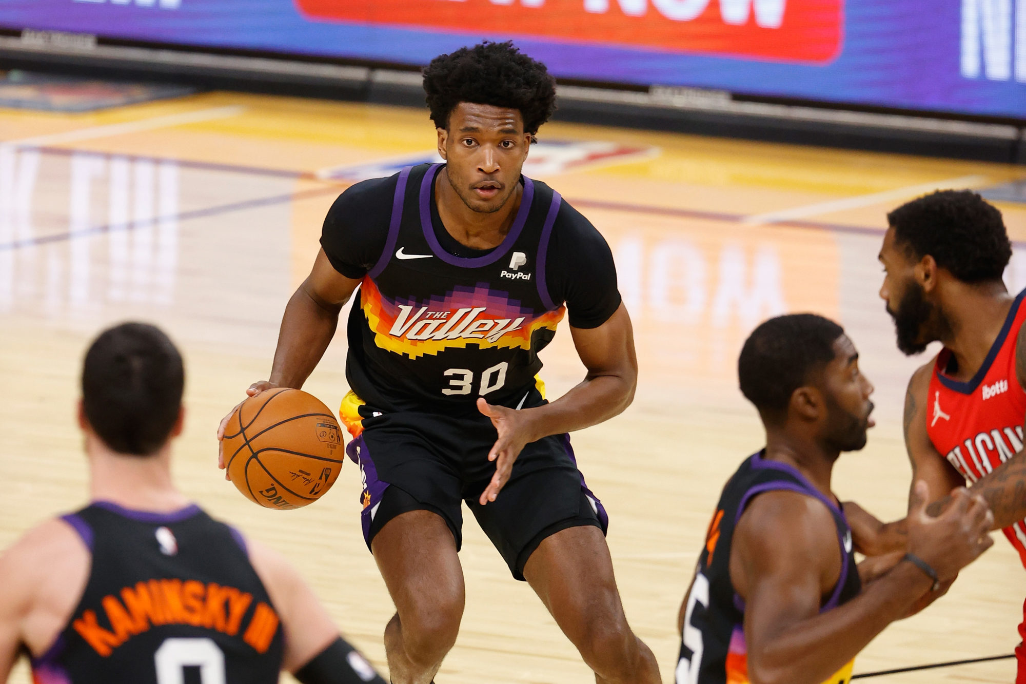 Los Lakers firman un contrato de diez días a Damian Jones