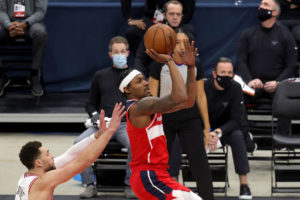 Bradley Beal se impone en el duelo de anotadores a Zach LaVine