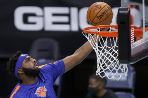 Mitchell Robinson sufre una fractura en su mano derecha