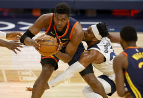 Kevon Looney será baja dos semanas por un esguince de tobillo