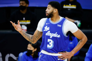 Anthony Davis permanecerá de baja cuatro semanas más