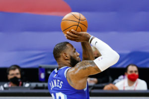 LeBron James, tercer jugador en cruzar la barrera de los 35.000 puntos