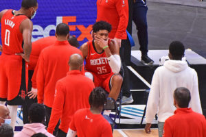 Christian Wood se lesiona en la victoria ante Memphis