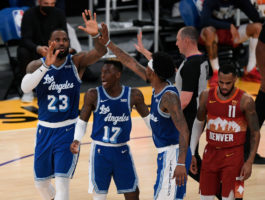 Los Lakers remontan a Denver con triple-doble de LeBron James