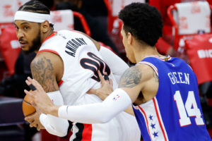 Carmelo anota 17 puntos en el último cuarto para doblegar a los Sixers