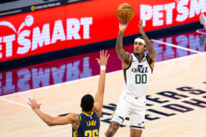 40 puntos de Jordan Clarkson para mantener lanzados a los Jazz