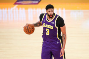 Anthony Davis regresa y los Lakers remontan ante Memphis