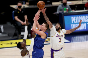 Anthony Davis será reevaluado en dos o tres semanas