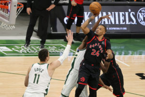 Toronto gana en Milwaukee, pero pierde a Kyle Lowry
