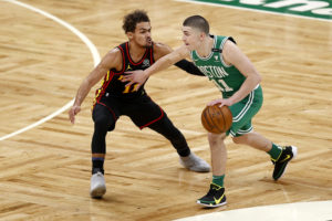 Trae Young guía a los Hawks para vencer en Boston
