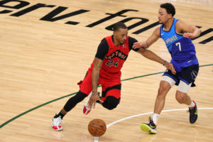 Los Raptors propician la quinta derrota consecutiva de los Bucks