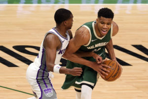 Milwaukee recupera la fluidez ofensiva ante Sacramento