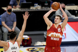 Denver derrota a Portland con 65 puntos entre Jokic y Murray