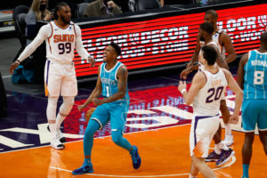 LaMelo Ball y Malik Monk comandan a los Hornets en su victoria en Phoenix