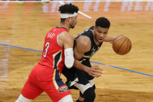 Antetokounmpo y Middleton son demasiado para los Pelicans