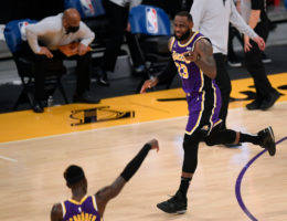Vuelve Schroder y los Lakers rompen su mala racha
