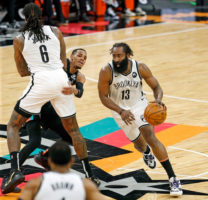 Harden permite a los Nets a romper su maldición en San Antonio