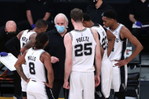 San Antonio deja a Orlando en 77 puntos