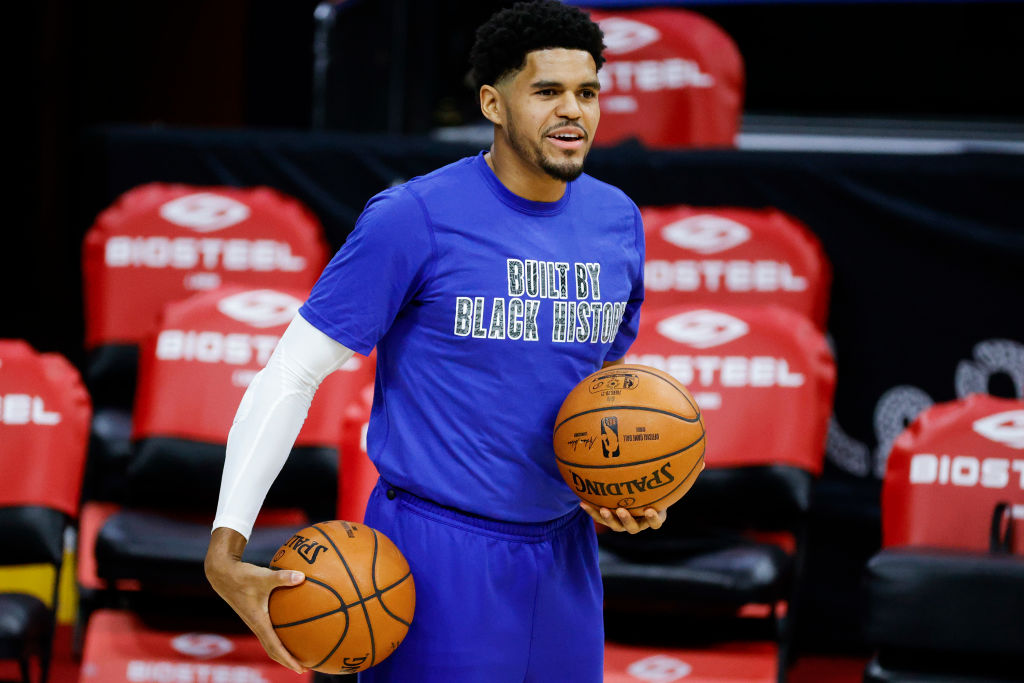 Tobias Harris da un paso al frente en ausencia de Embiid, Simmons y Curry