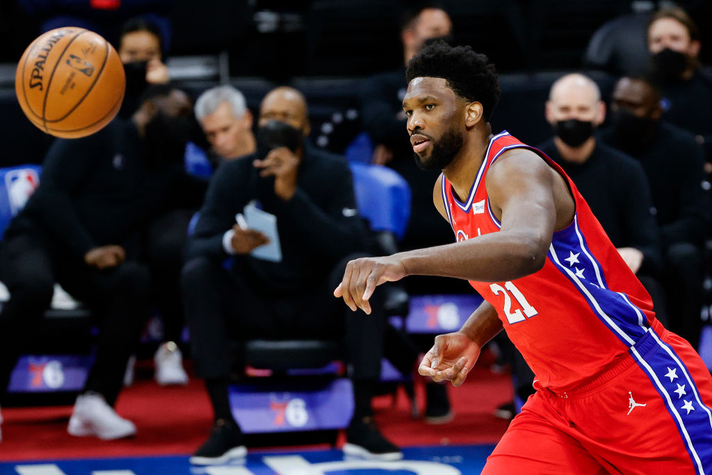 Embiid dona 100.000 dólares para personas sin hogar en Philadelphia