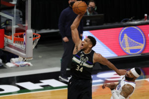 Giannis Antetokounmpo brilla en la remontada de Milwaukee ante los Clippers