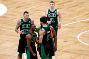 Boston vuelve a situarse con balance positivo ganando a Clippers
