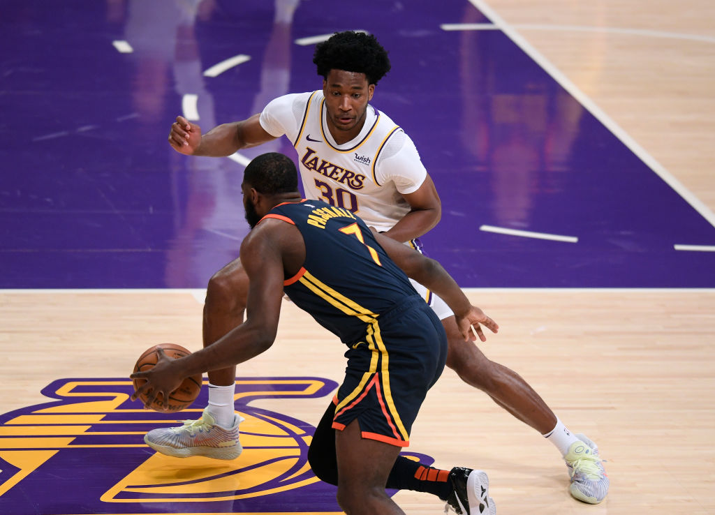 Damian Jones firma por otros 10 días con los Lakers