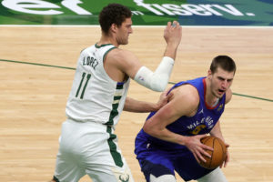 Denver destroza a los Bucks con triple-doble de Nikola Jokic