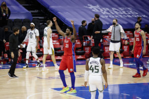 Philadelphia derrota a Utah en el duelo de líderes