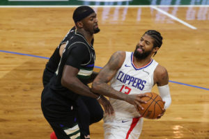 La NBA multa a Paul George por criticar a los árbitros