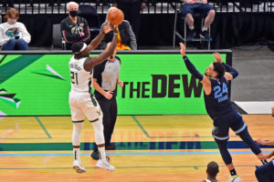 Jrue Holiday da la victoria a Milwaukee en los últimos segundos