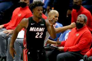 Jimmy Butler vuelve para guiar el triunfo ante Pelicans