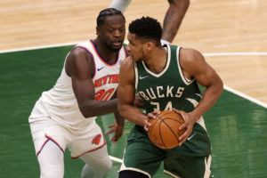 Triple-doble de Antetokounmpo para imponerse fácil a los Knicks