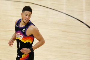Devin Booker, con 35 puntos, mantiene lanzados a los Suns