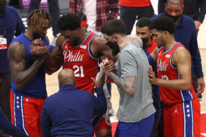 La lesión de Joel Embiid queda en un susto