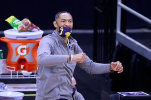 Juwan Howard, técnico de Michigan, gana adeptos en la NBA