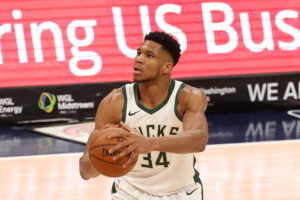 Milwaukee no le pierde pisada a los 76ers tras su triunfo en Philadelphia