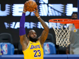 LeBron James, sin piedad: triple-doble y paliza a Warriors