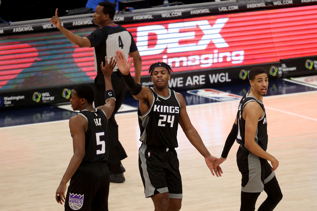 De'Aaron Fox guía una nueva victoria de Sacramento con 37 puntos