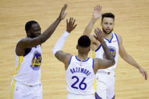 Stephen Curry cae lesionado en la victoria ante los Rockets