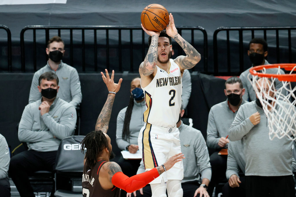 Los 76ers insisten por George Hill y Lonzo Ball